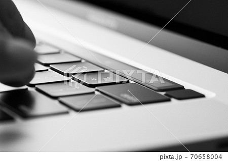 キーボードをタイプする指 70658004