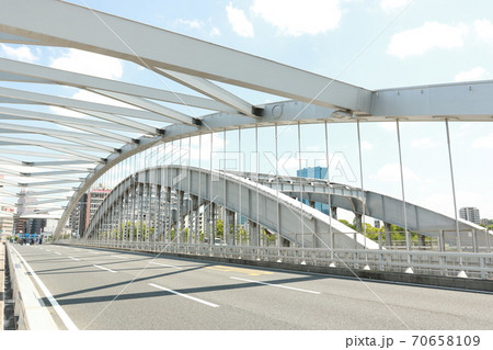 大阪市の大川に架けられた桜宮橋 70658109