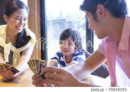トランプで遊ぶ親子 トランプで遊ぶ親子 70658292