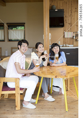 ビールを飲む男女 ビールを飲む男女 70658365