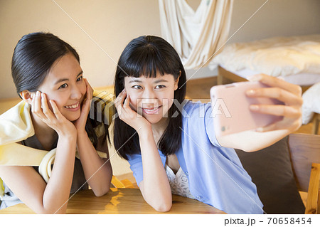 自撮りをする女性 自撮りをする女性 70658454