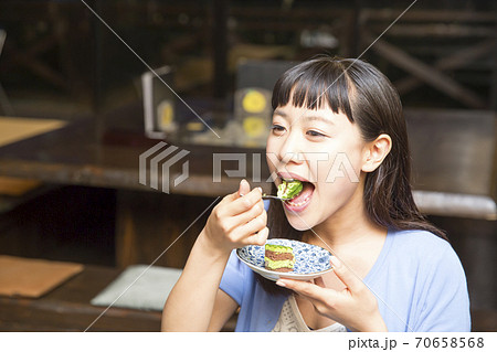食事をする女性 食事をする女性 70658568
