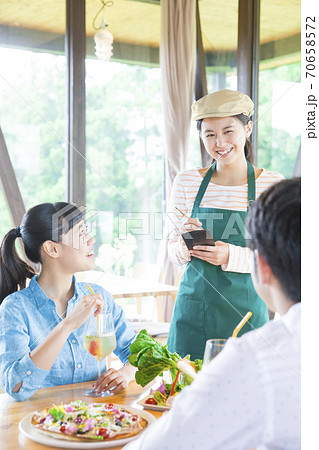 カフェ 店員 注文