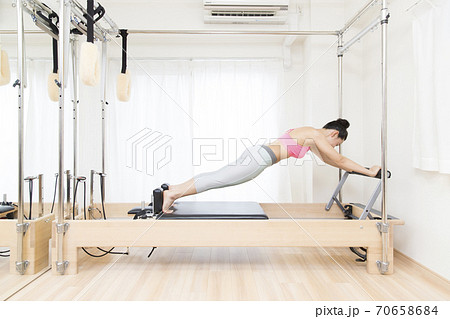 ピラティスをする女性 70658684
