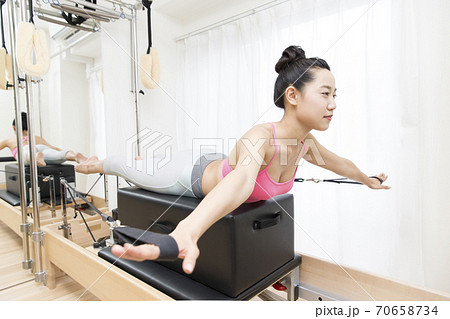 ピラティスをする女性 70658734
