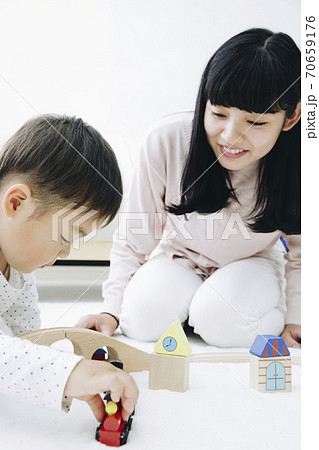 おもちゃで遊ぶ親子 おもちゃで遊ぶ親子 70659176