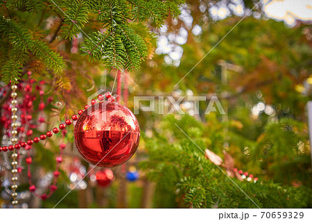 クリスマスツリーと赤い玉などの飾りの写真素材