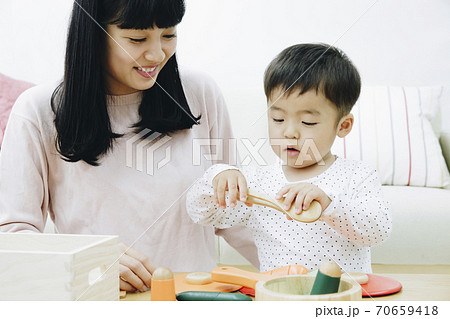おもちゃで遊ぶ親子 おもちゃで遊ぶ親子 70659418