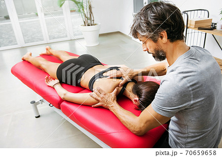 Notebook Vermenigvuldiging Belegering Osteopath doing a supraspinatus myofascial massageの写真素材 [70659658] - PIXTA