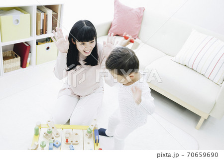 おもちゃで遊ぶ親子 70659690