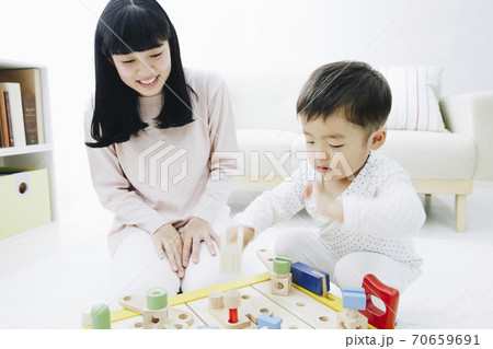 おもちゃで遊ぶ親子 70659691