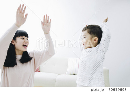 おもちゃで遊ぶ親子 おもちゃで遊ぶ親子 70659693