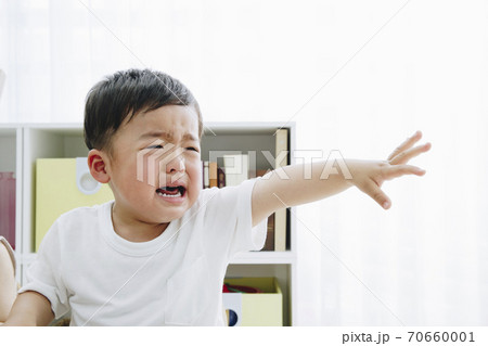 泣く幼児 70660001