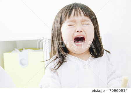 泣く幼児 70660654