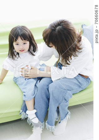 あやす母親と女の子 70660678