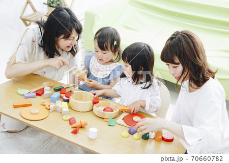 おもちゃで遊ぶ親子 70660782