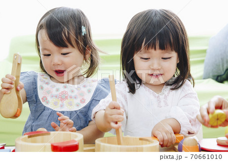 ままごと遊びをする女の子 ままごと遊びをする女の子 70661010