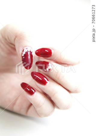真っ赤なネイルカラーとストーンのネイル 70661273