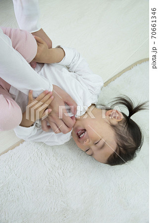 くすぐられる幼児 70661346
