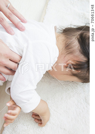 くすぐられる幼児 70661348