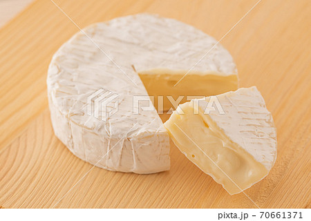 カマンベールチーズ 70661371