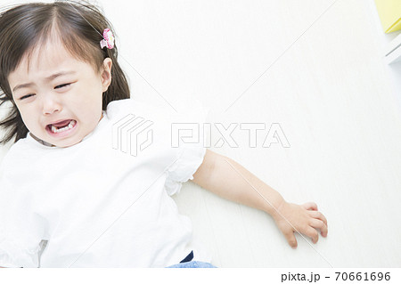 泣く幼児 70661696