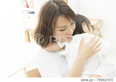 抱っこする親子 抱っこする親子 70662435
