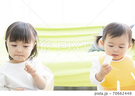 食事をする幼児 食事をする幼児 70662449