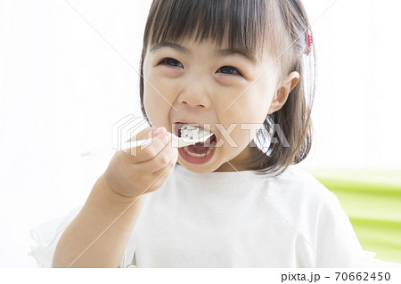 食事をする幼児 食事をする幼児 70662450