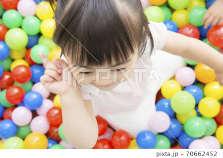 ボールプールで遊ぶ幼児 ボールプールで遊ぶ幼児 70662452