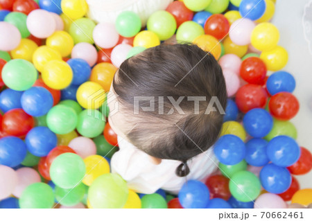ボールプールで遊ぶ幼児 70662461