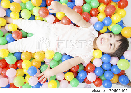 ボールプールで遊ぶ幼児 70662462