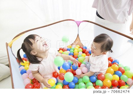 ボールプールで遊ぶ幼児 70662474