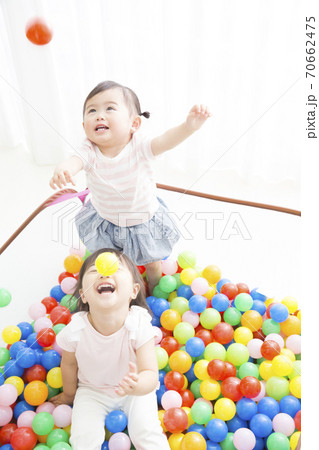 ボールプールで遊ぶ幼児 70662475