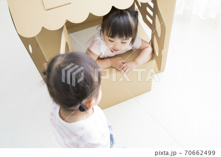 ダンボールハウスで遊ぶ幼児 70662499