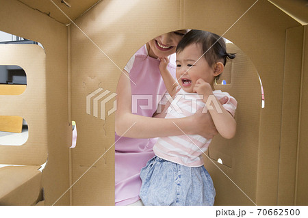 泣く幼児 70662500
