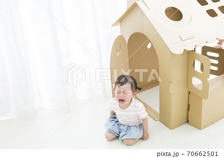 泣く幼児 70662501