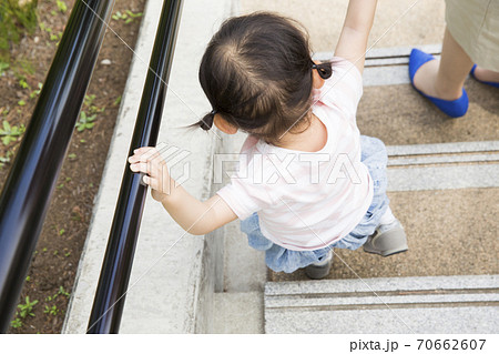 階段を下りる幼児 70662607