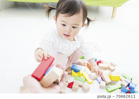 おもちゃで遊ぶ幼児 おもちゃで遊ぶ幼児 70662611