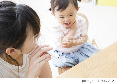 幼児と喫煙する母親 70662712