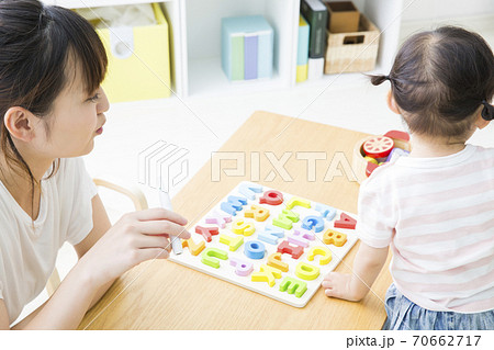 幼児と喫煙する母親 70662717