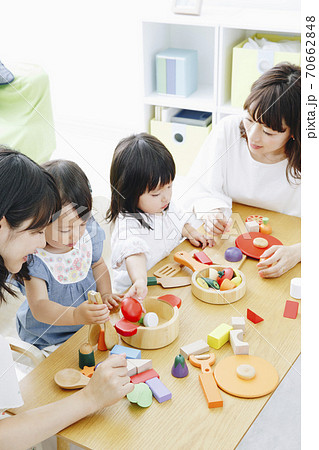 ままごと遊びをする親子 ままごと遊びをする親子 70662848