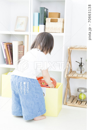 おもちゃで遊ぶ幼児 おもちゃで遊ぶ幼児 70663138