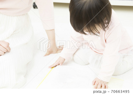 本を読む親子 70663495