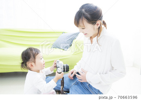 カメラで遊ぶ親子 70663596