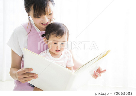 幼児と遊ぶ保育士 幼児と遊ぶ保育士 70663603