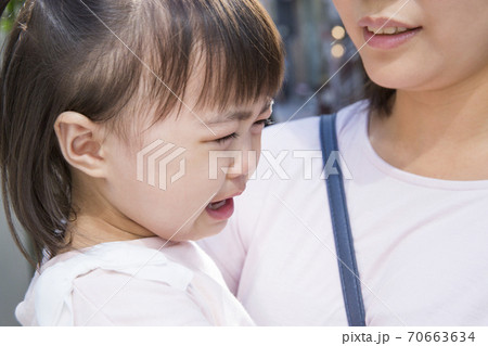 泣く女の子 70663634