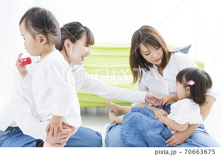遊ぶ親子 遊ぶ親子 70663675