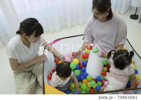 ボールプールで遊ぶ親子 ボールプールで遊ぶ親子 70663681