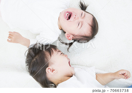泣く幼児 70663738